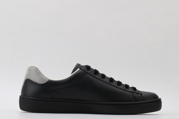 G*u*i* trainer sneaker56