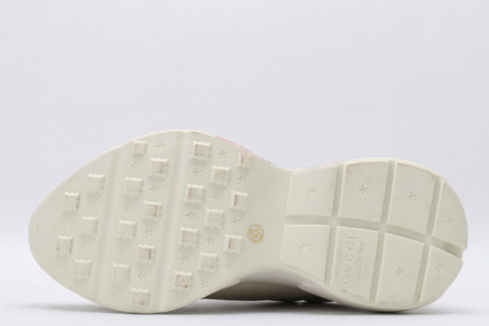 G*u*i* trainer sneaker22