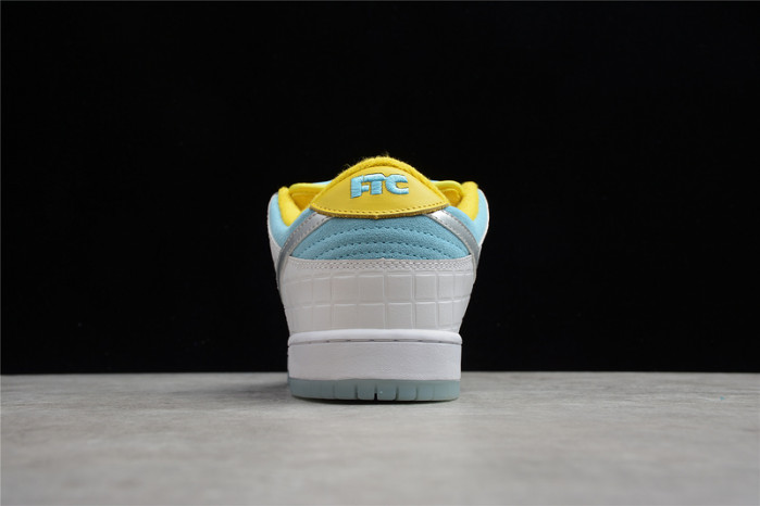 how the ftc x nike sb dunk low looks on-feet dh7687-400
