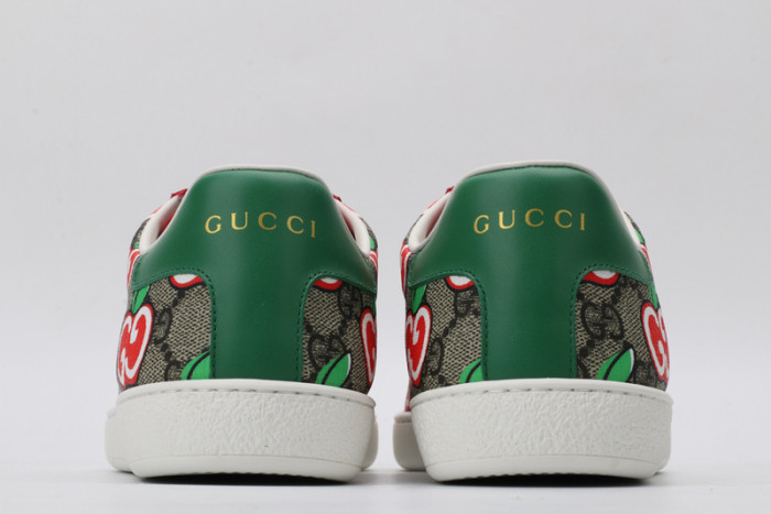 G*u*i* trainer sneaker45